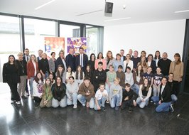 Die Absolvent:innen, die Vertreter:innen der Mittelschule Wolfurt und die Kooperationspartner:innen freuten sich gemeinsam