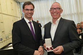 Hermann Mayer erhält das Große Verdienstzeichen des Landes