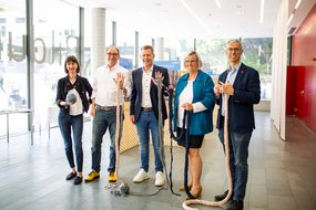 Nikola Furtenbach, Johannes Rauch, Bernhard Heinzle, Martina Gasser und Andreas Lampert stricken gegen Gewalt an Frauen