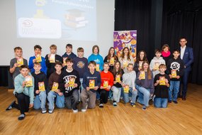 LH Wallner gratuliert einer Klasse der Sportmittelschule Satteins.