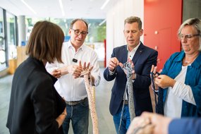 Johannes Rauch, Bernhard Heinzle und Martina Gasser stimmen sich auf das Strick-Event ein