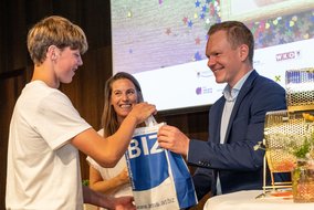 Landesstatthalter Christoph Bitschi überreicht den Finanzführerschein