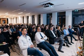 Die Anwesenden lauschen den Ausführungen der Fachpersonen.