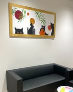 Die Bilder der jugendlichen Künstler:innen sorgen in den Beratungsräumen für Farbe.